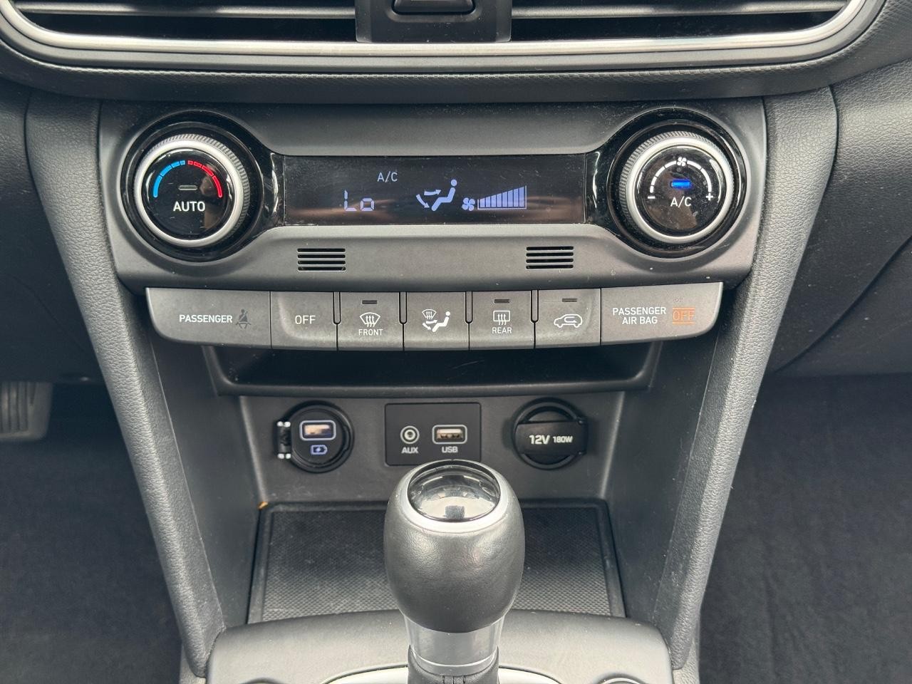 Hyundai Kona Vehicle Full-screen Gallery Image 15