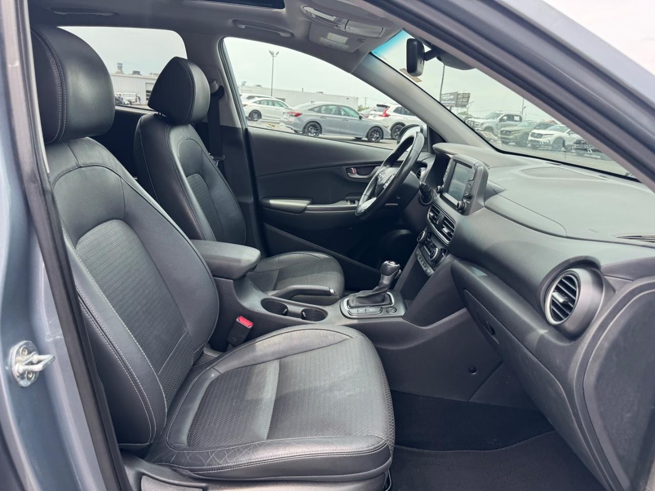 Hyundai Kona Vehicle Full-screen Gallery Image 17