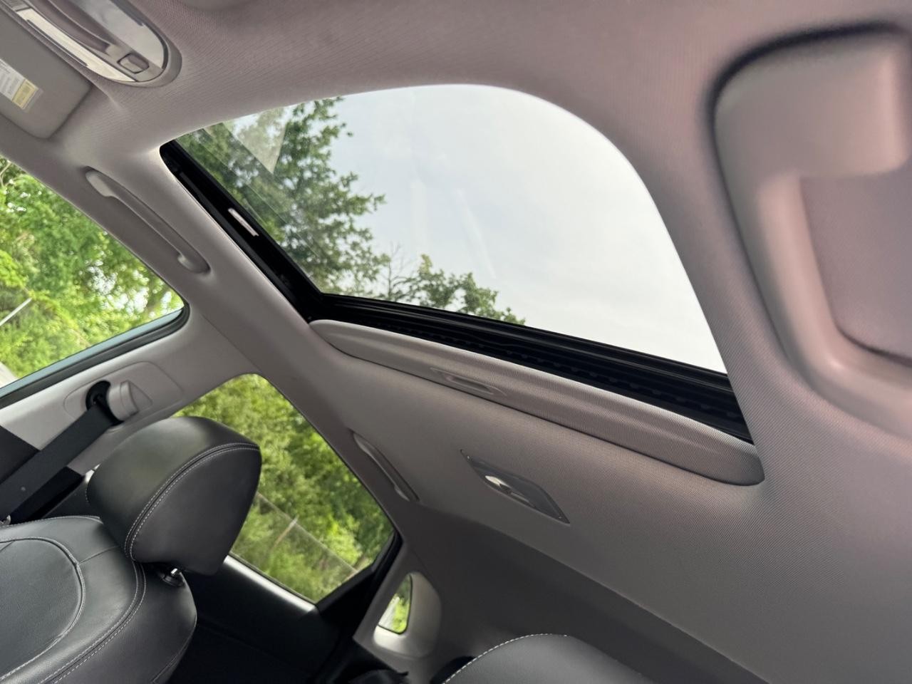 Hyundai Kona Vehicle Full-screen Gallery Image 19