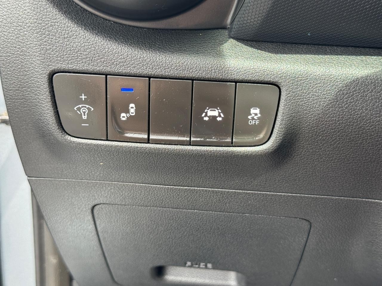 Hyundai Kona Vehicle Full-screen Gallery Image 23