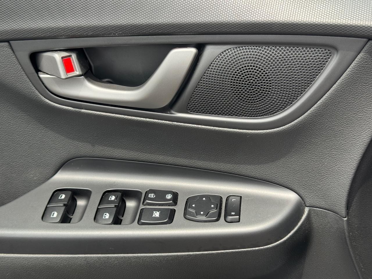 Hyundai Kona Vehicle Full-screen Gallery Image 25