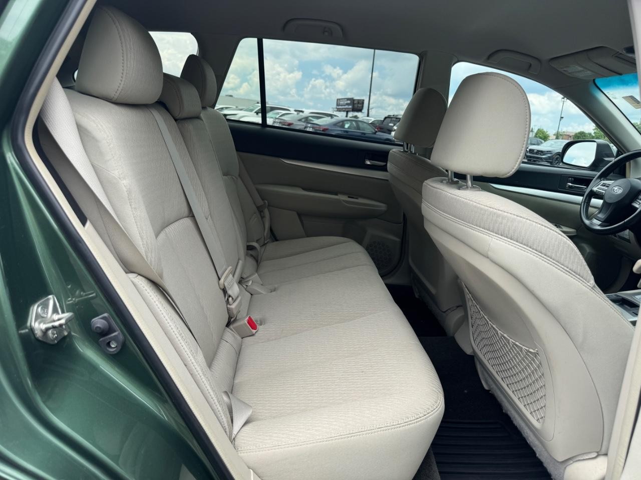Subaru Outback Vehicle Full-screen Gallery Image 11