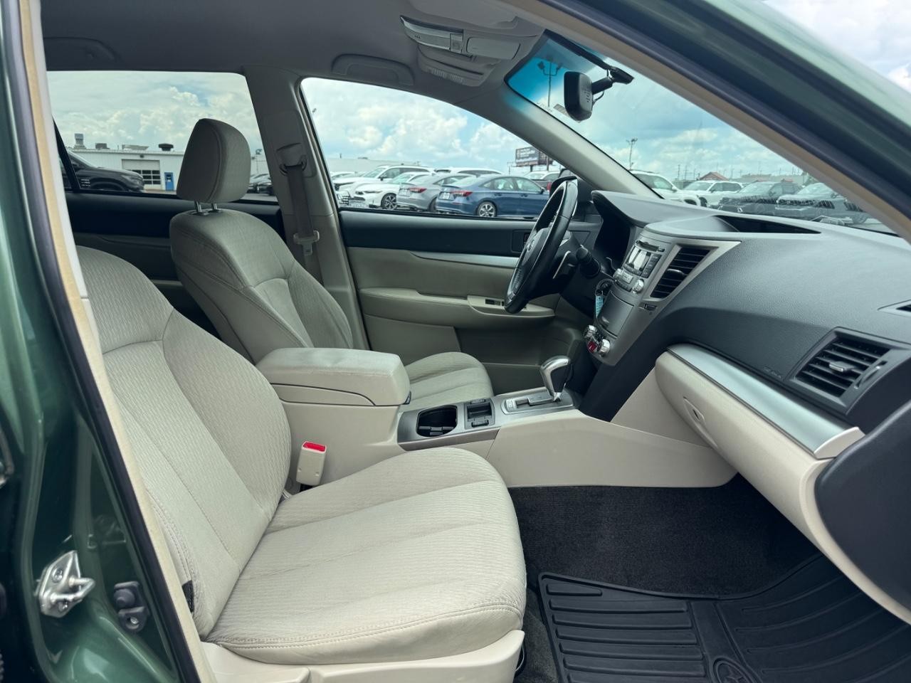 Subaru Outback Vehicle Full-screen Gallery Image 17