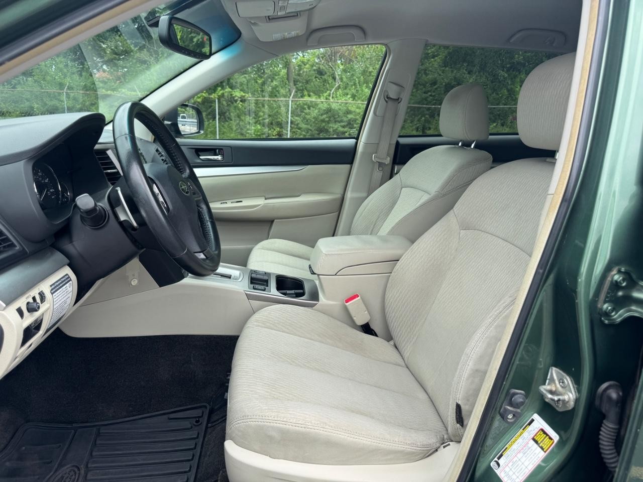 Subaru Outback Vehicle Full-screen Gallery Image 18