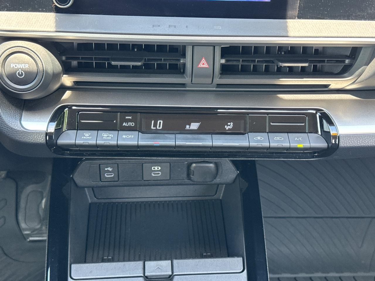 Toyota Prius Vehicle Full-screen Gallery Image 15