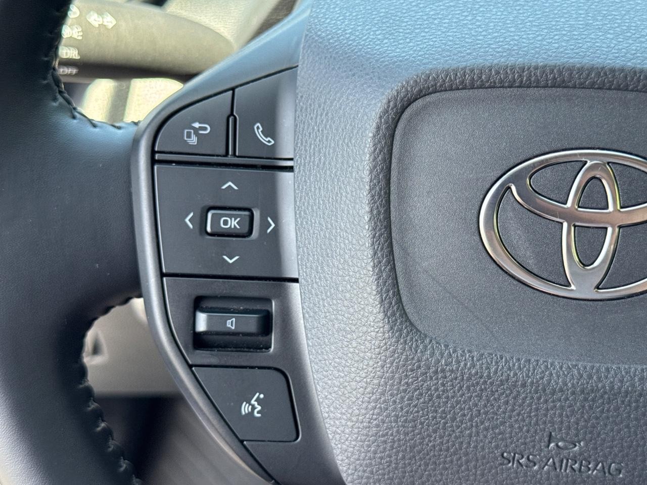 Toyota Prius Vehicle Full-screen Gallery Image 20