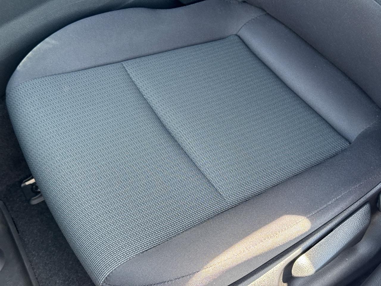 Toyota Prius Vehicle Full-screen Gallery Image 25