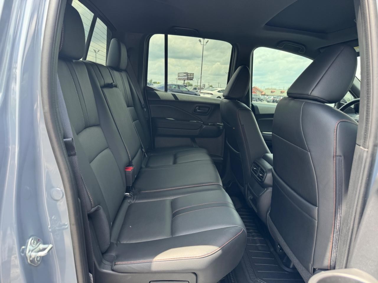 Honda Ridgeline Vehicle Full-screen Gallery Image 11