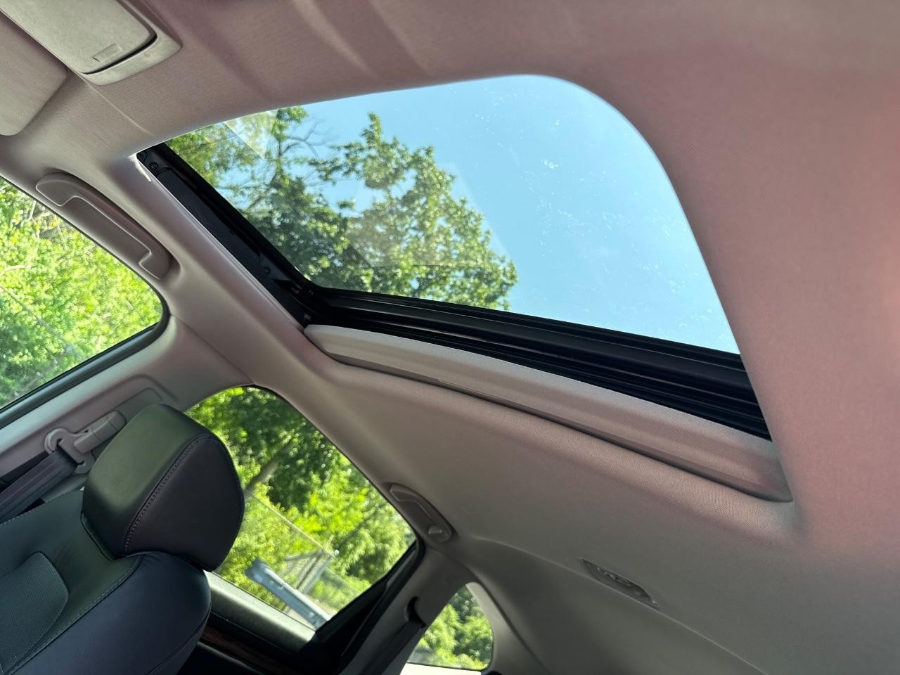 Honda CR-V Vehicle Full-screen Gallery Image 19