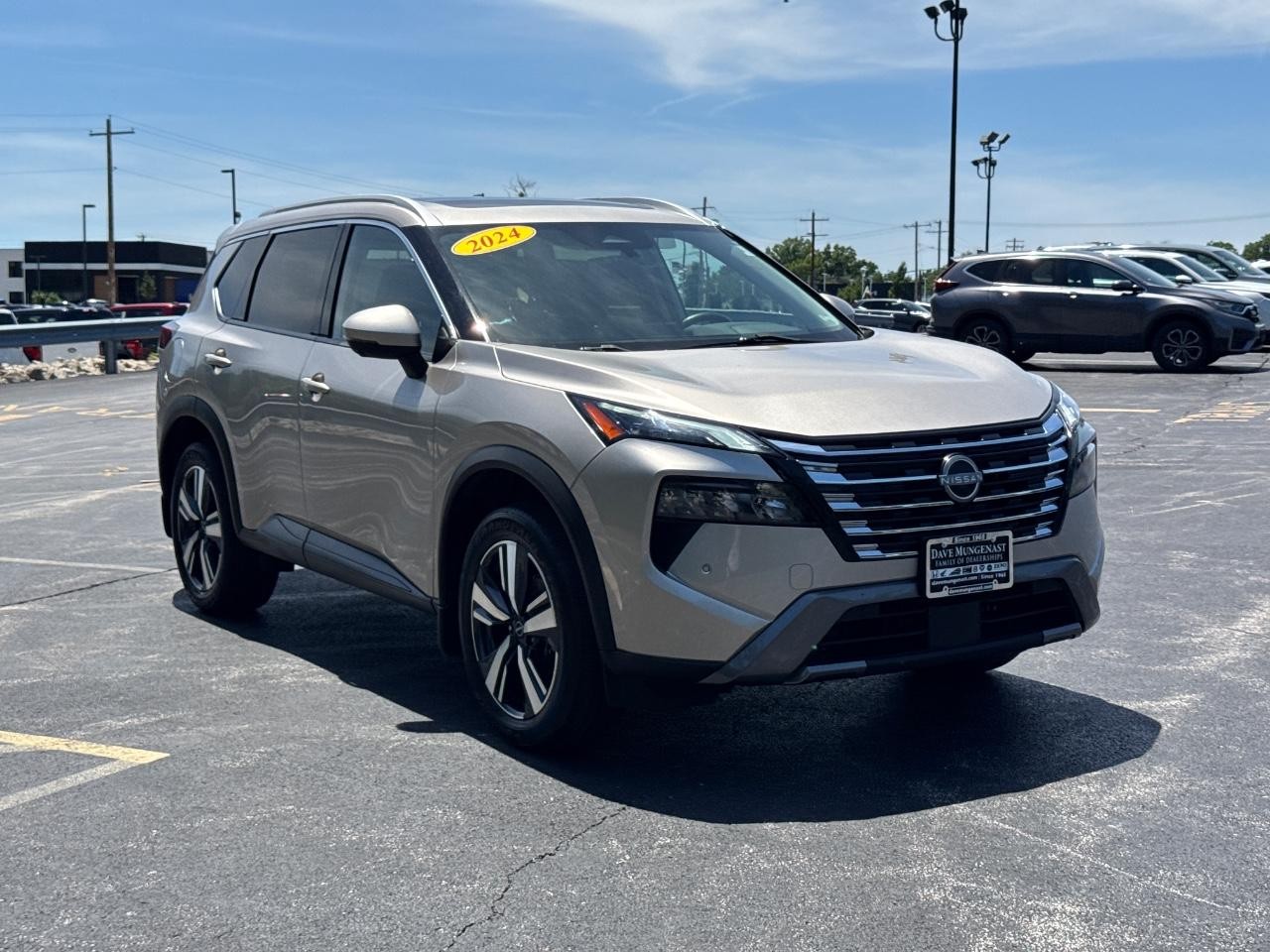 Nissan Rogue Vehicle Full-screen Gallery Image 02