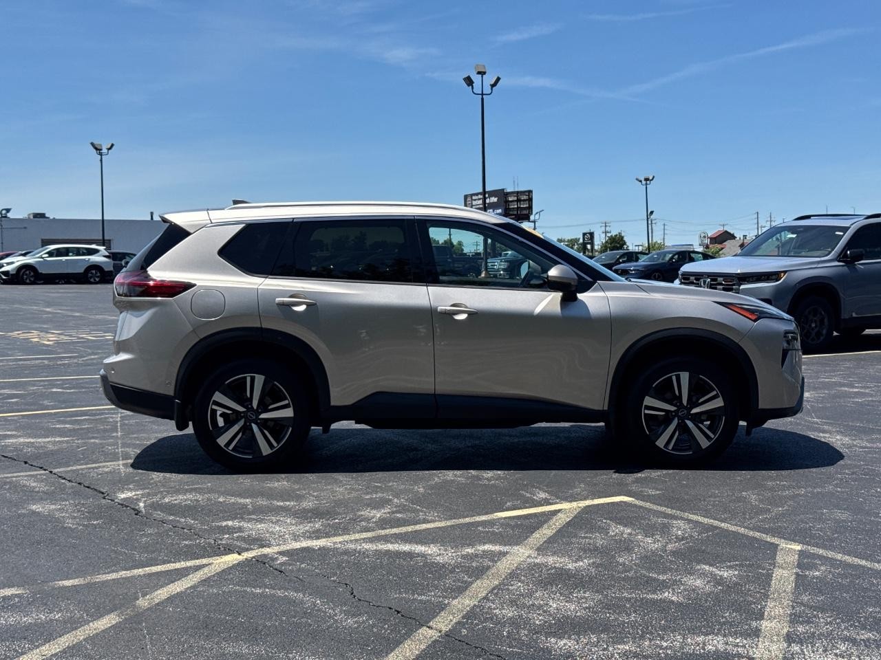 Nissan Rogue Vehicle Full-screen Gallery Image 03