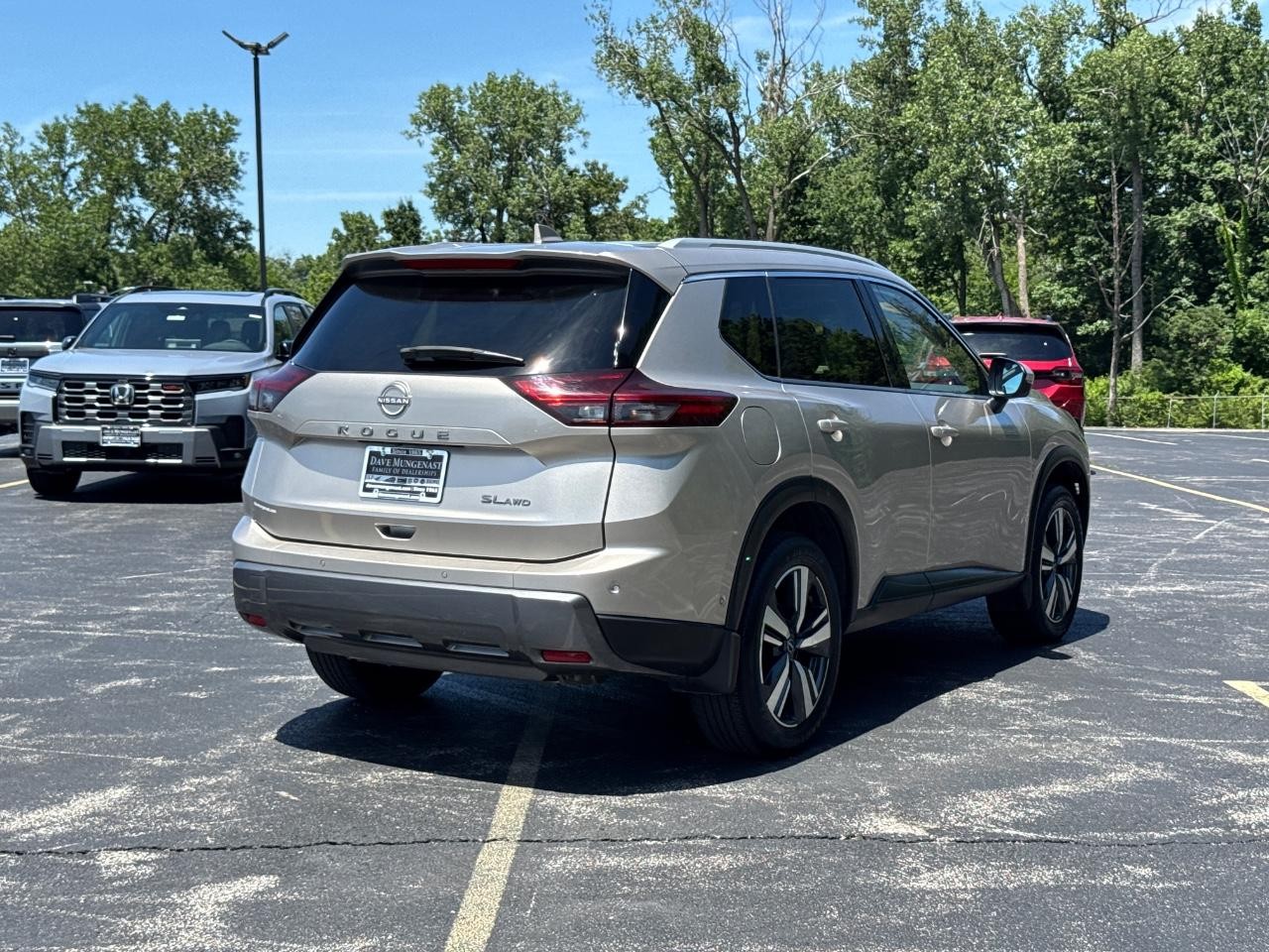 Nissan Rogue Vehicle Full-screen Gallery Image 04