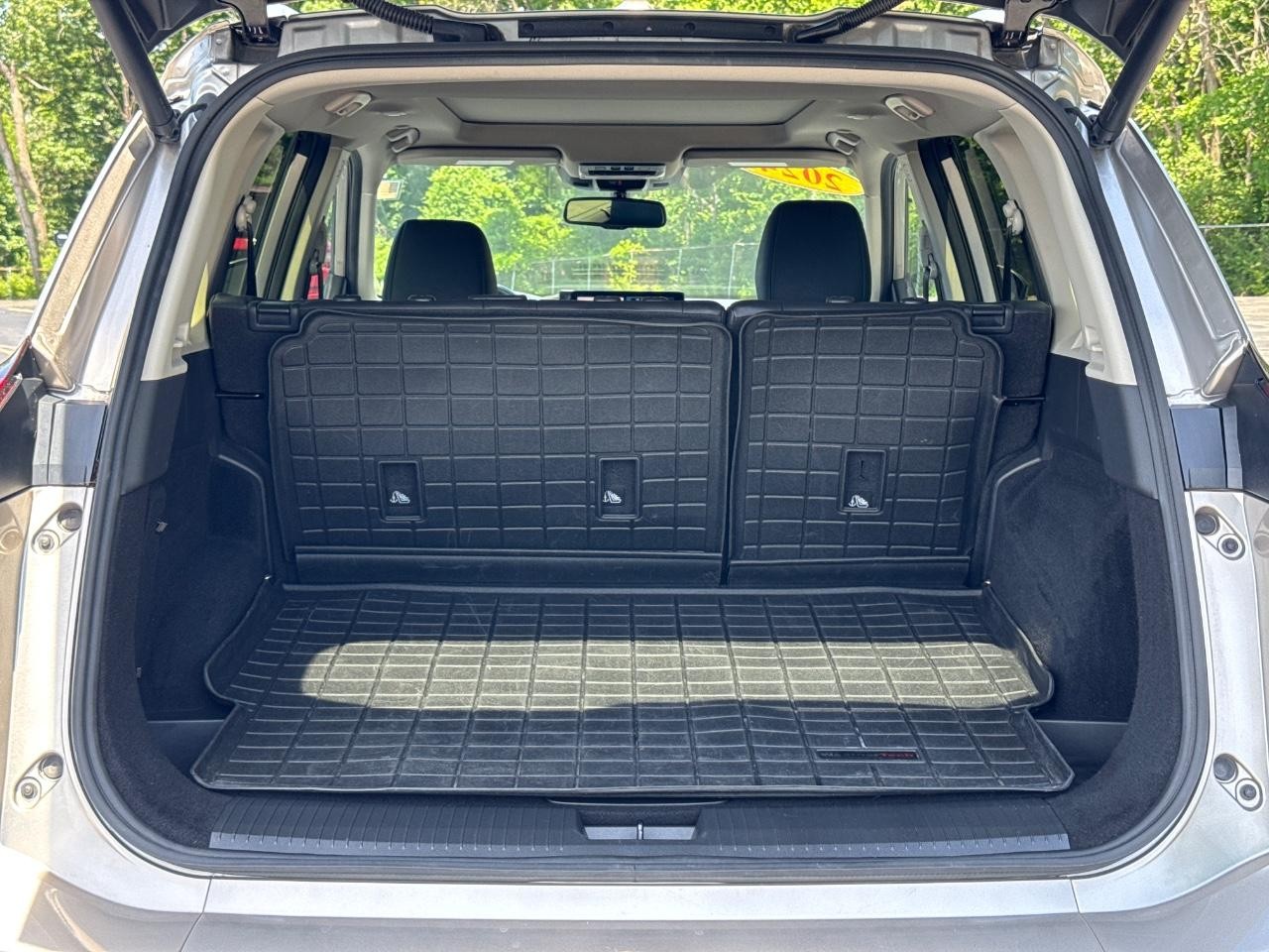 Nissan Rogue Vehicle Full-screen Gallery Image 05