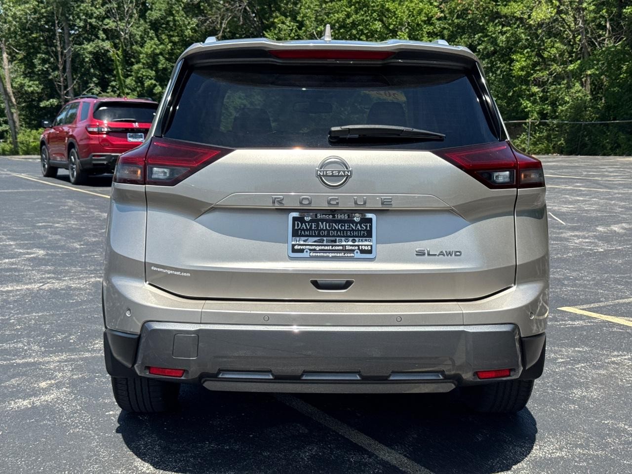 Nissan Rogue Vehicle Full-screen Gallery Image 06