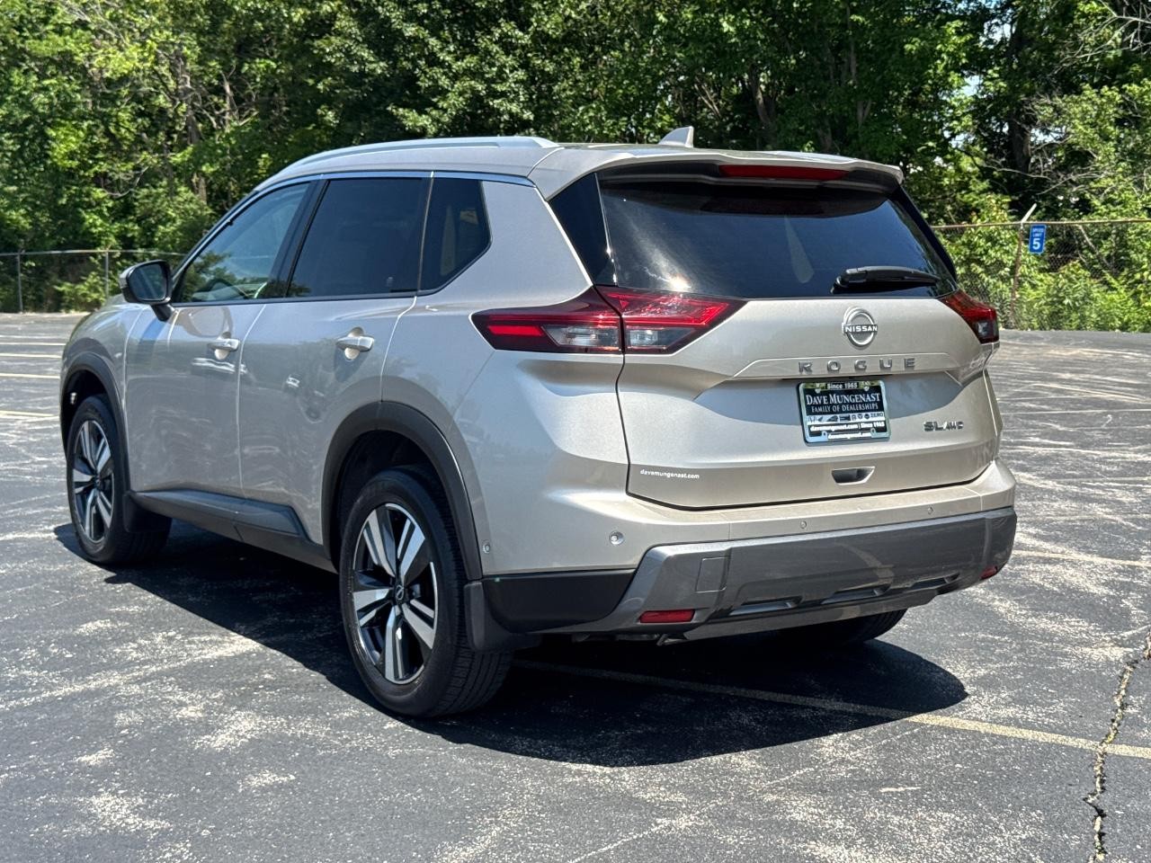 Nissan Rogue Vehicle Full-screen Gallery Image 07
