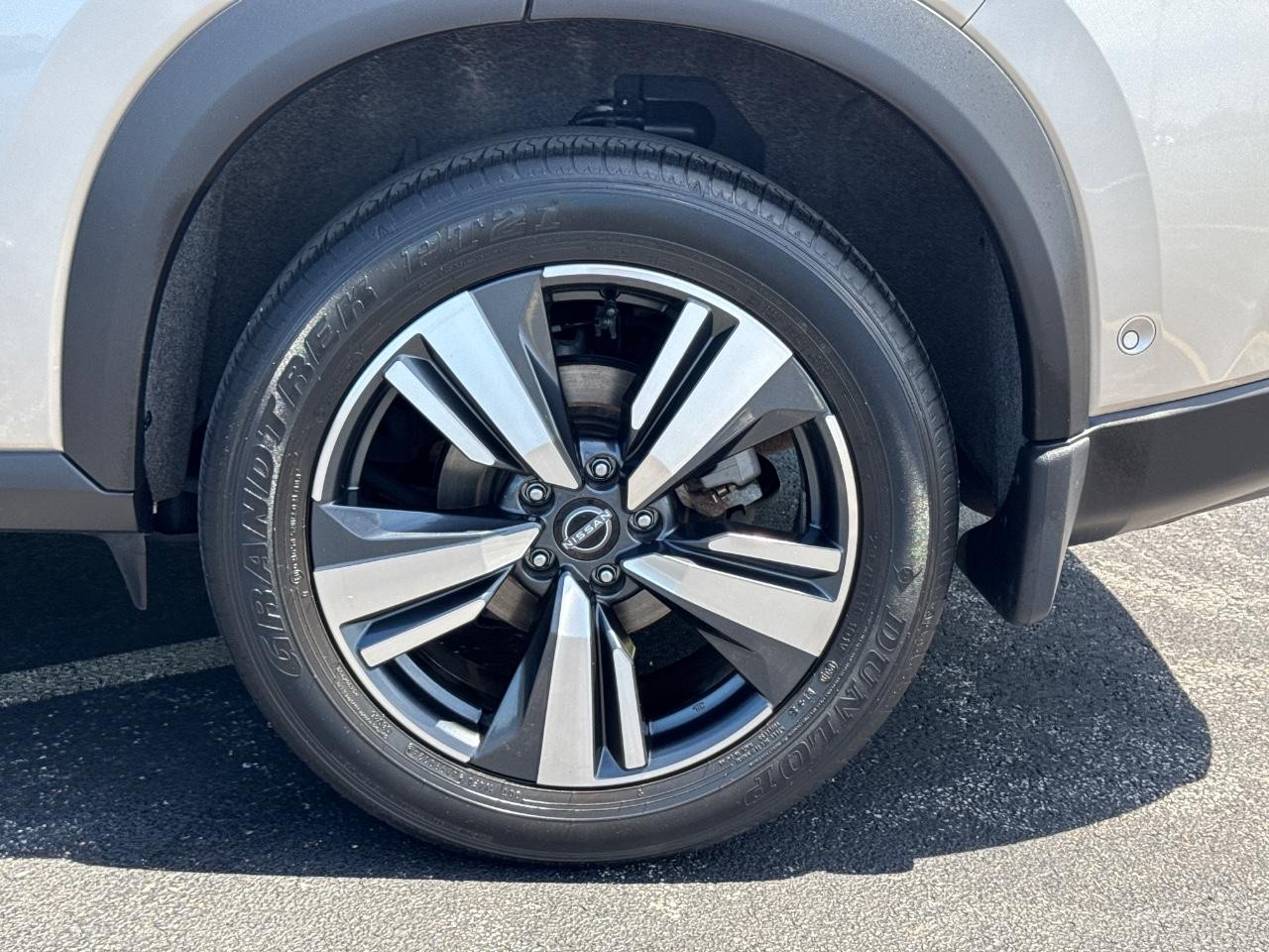 Nissan Rogue Vehicle Full-screen Gallery Image 09