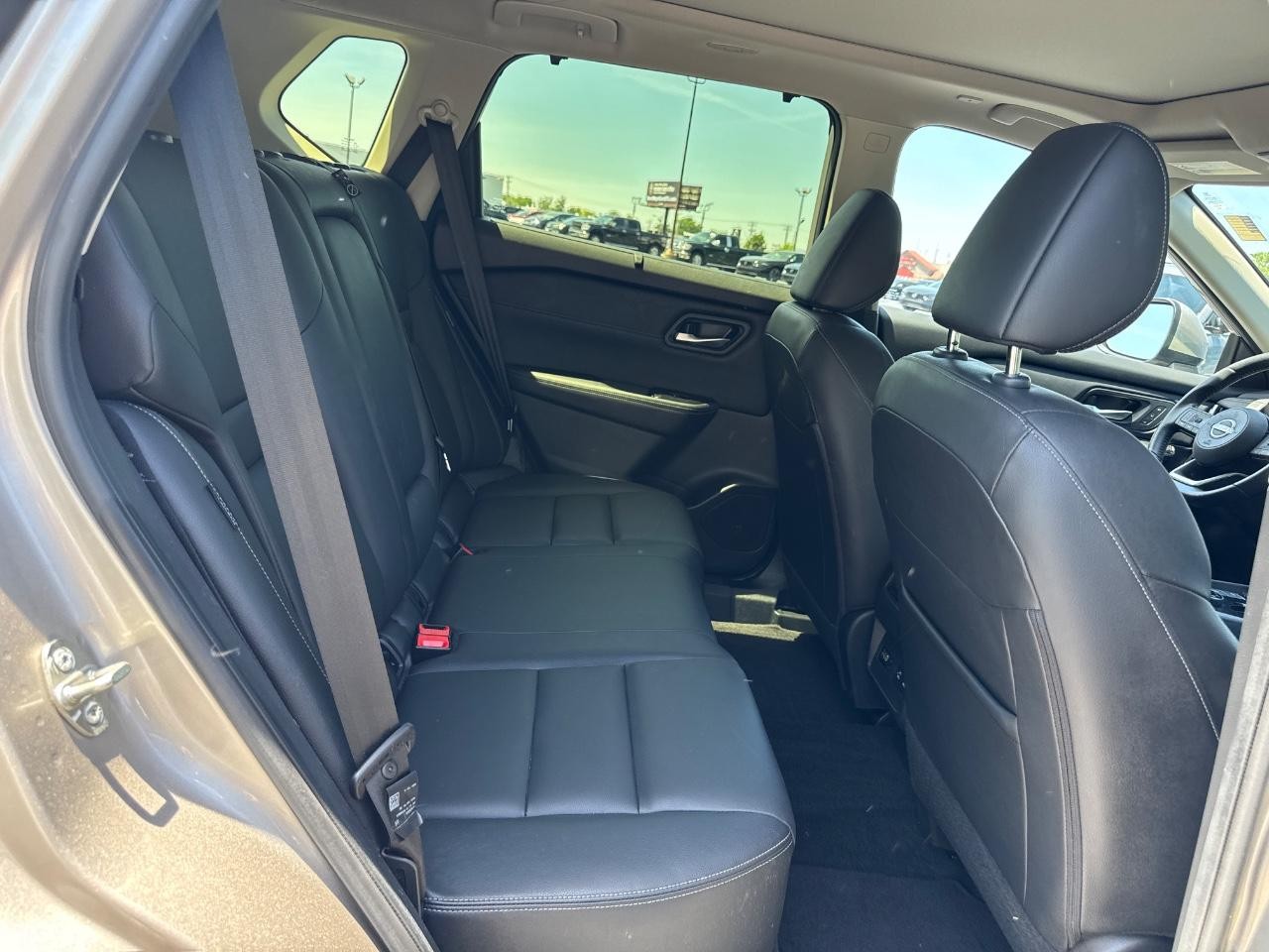 Nissan Rogue Vehicle Full-screen Gallery Image 12
