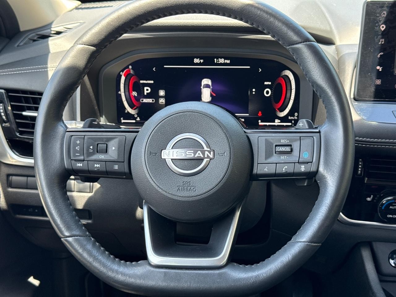 Nissan Rogue Vehicle Full-screen Gallery Image 14