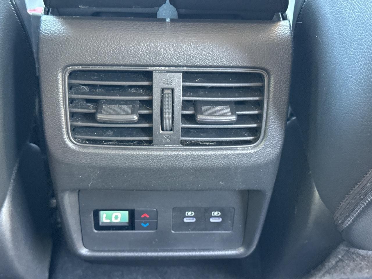 Nissan Rogue Vehicle Full-screen Gallery Image 18