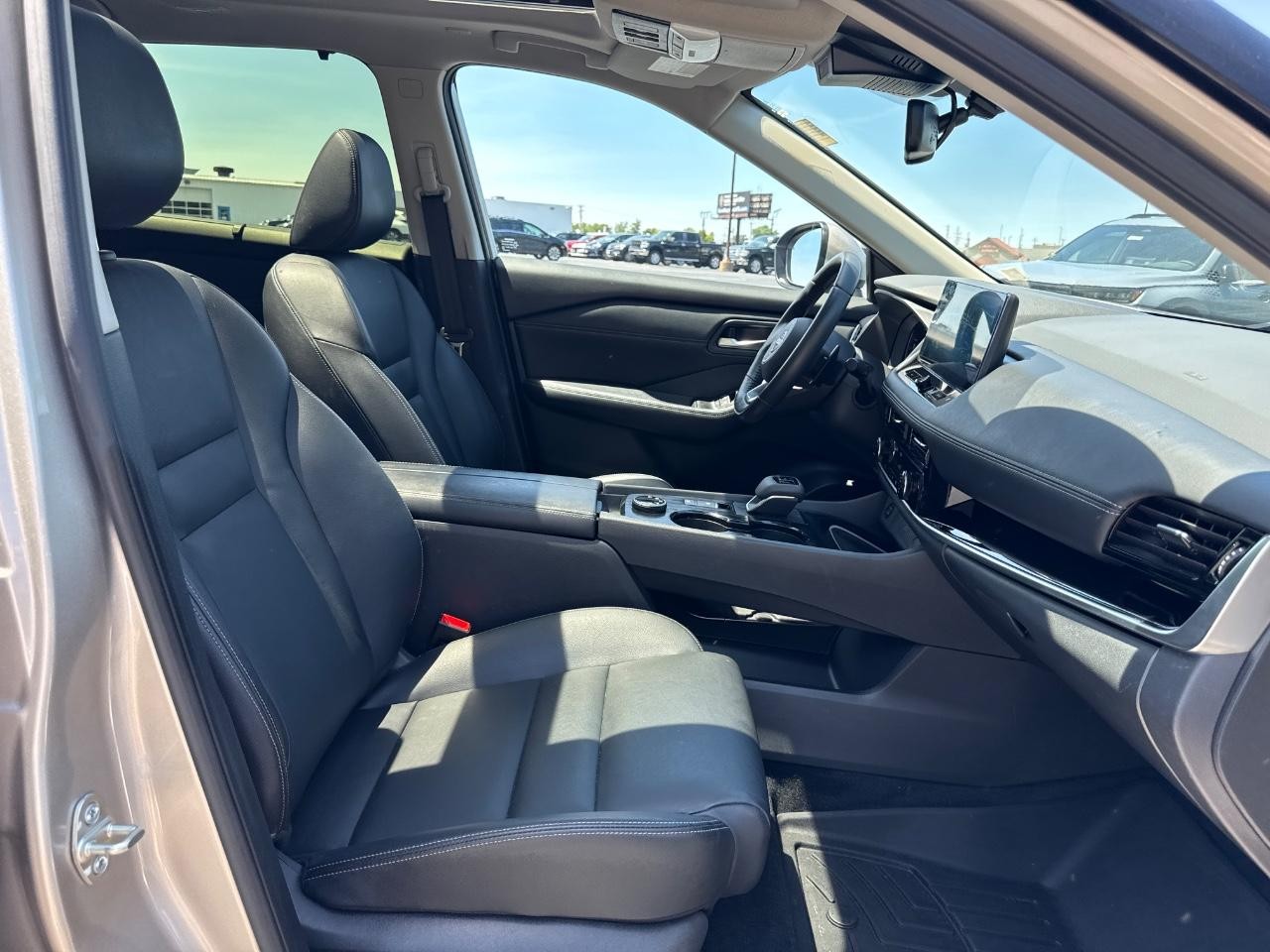 Nissan Rogue Vehicle Full-screen Gallery Image 19