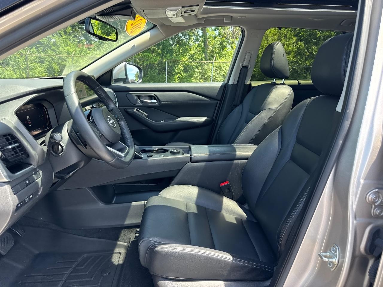 Nissan Rogue Vehicle Full-screen Gallery Image 20
