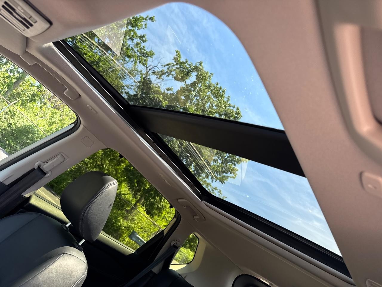 Nissan Rogue Vehicle Full-screen Gallery Image 21