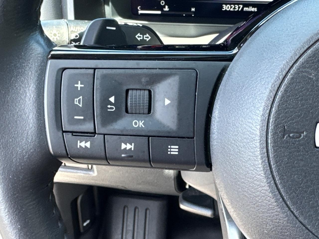 Nissan Rogue Vehicle Full-screen Gallery Image 23