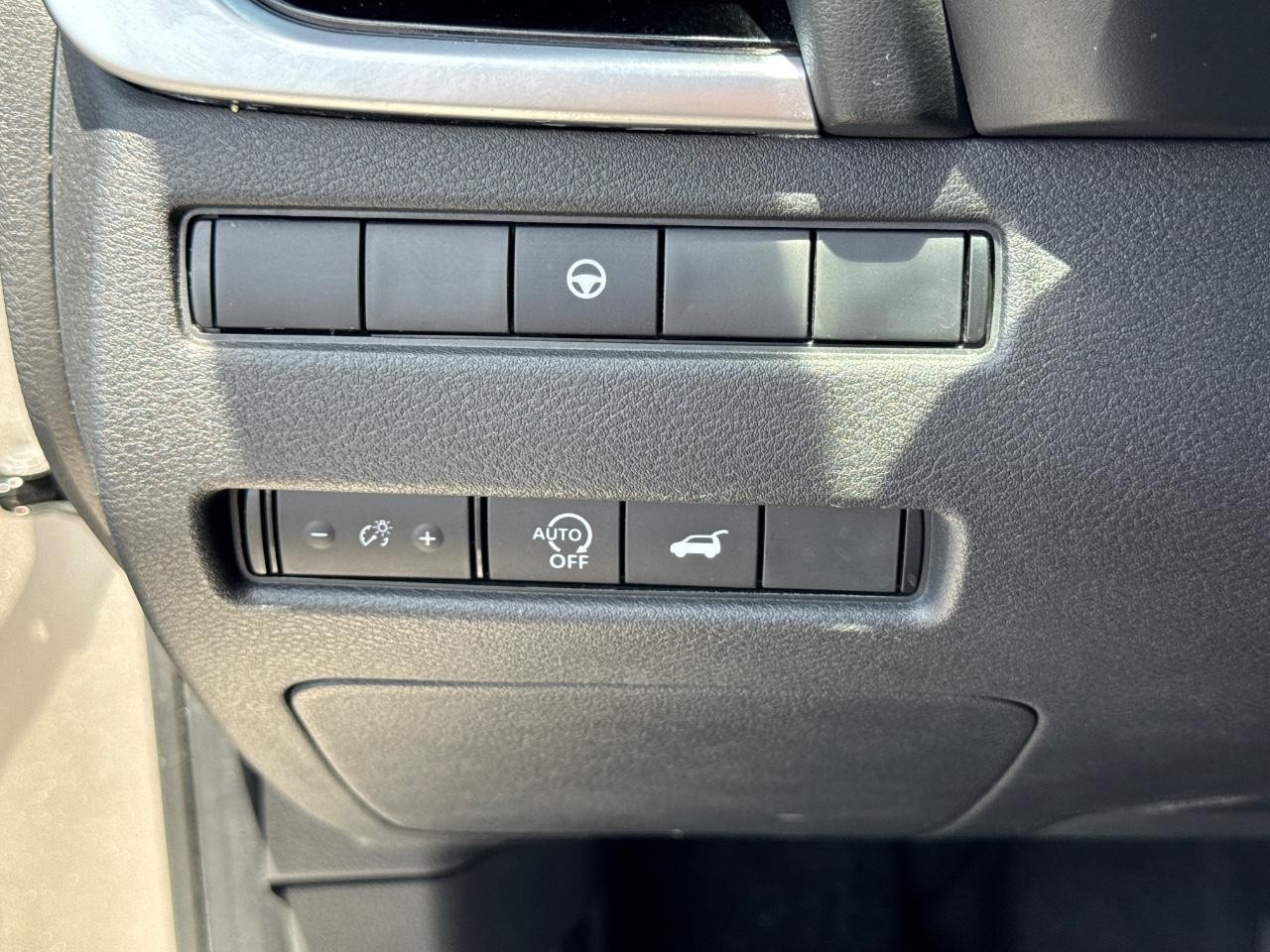 Nissan Rogue Vehicle Full-screen Gallery Image 25
