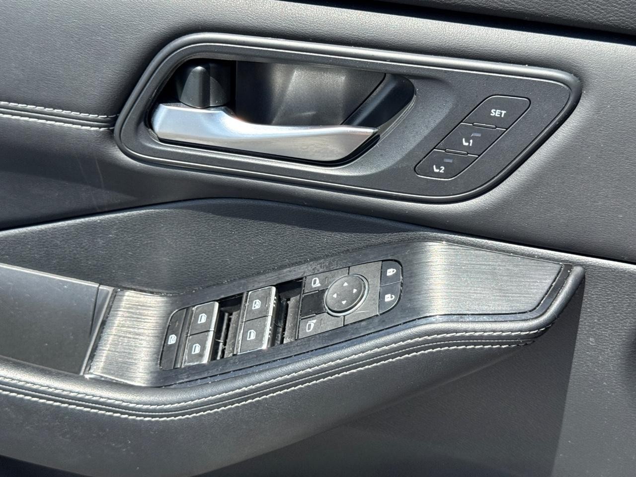 Nissan Rogue Vehicle Full-screen Gallery Image 29