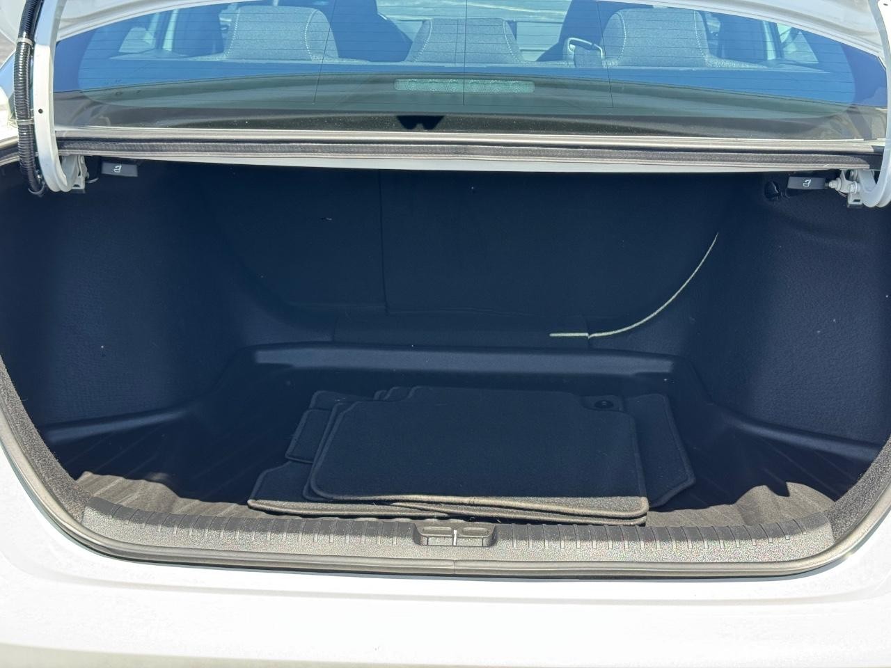 Honda Accord Hybrid Vehicle Full-screen Gallery Image 05