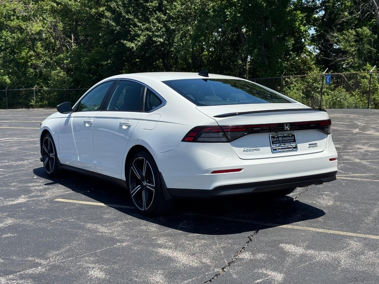 Honda Accord Hybrid Vehicle Full-screen Gallery Image 07