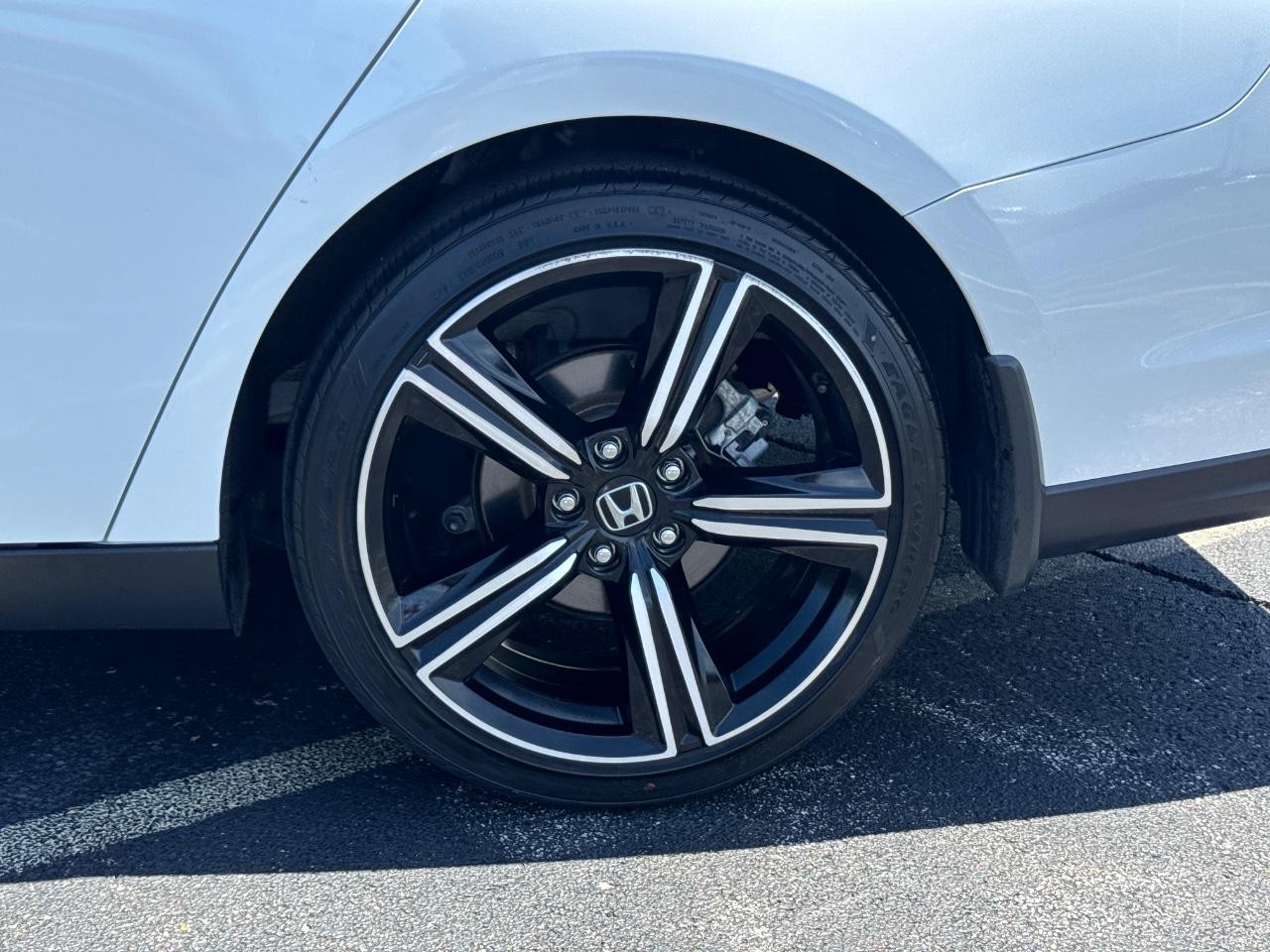 Honda Accord Hybrid Vehicle Full-screen Gallery Image 08