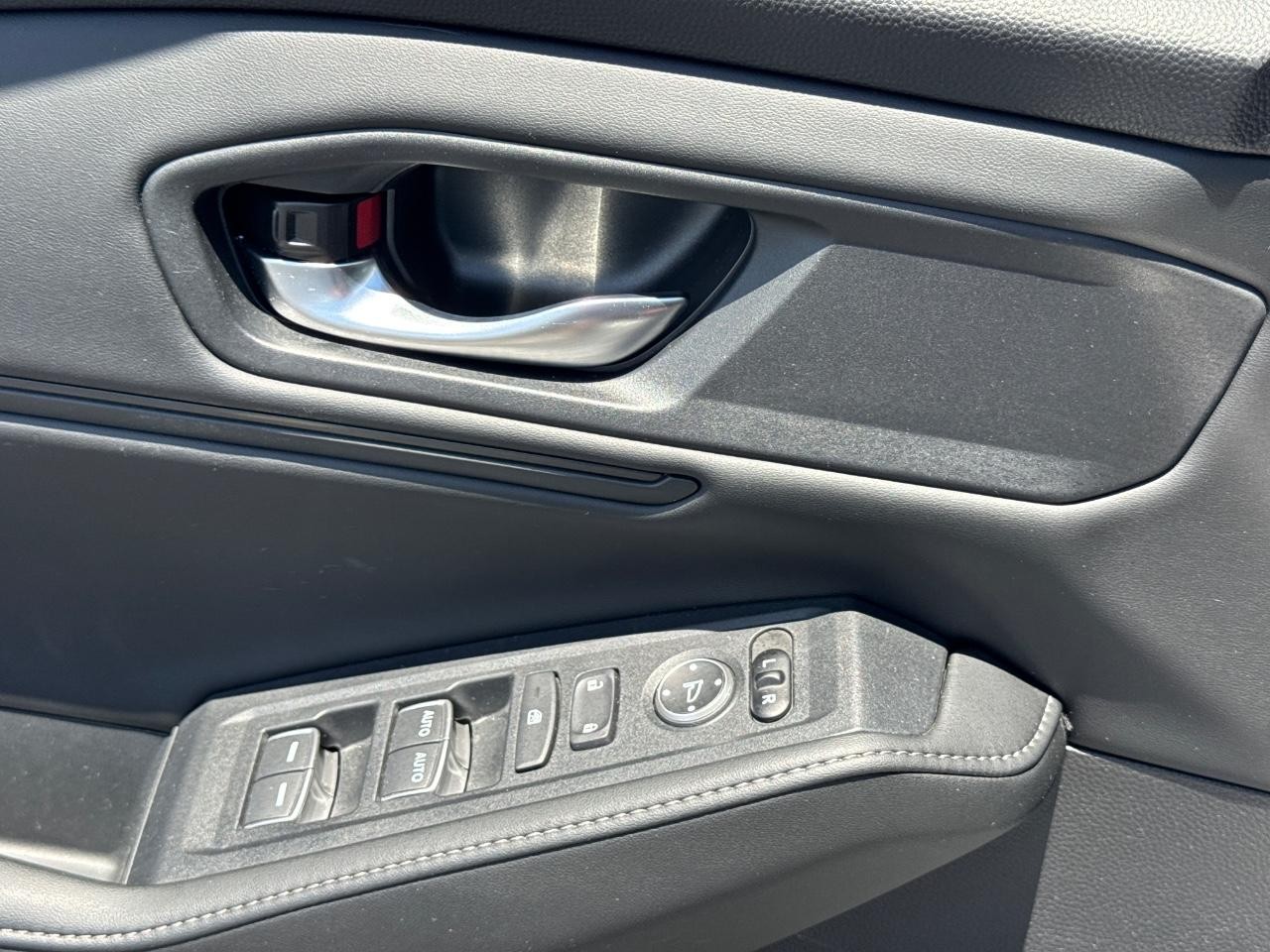Honda Accord Hybrid Vehicle Full-screen Gallery Image 24
