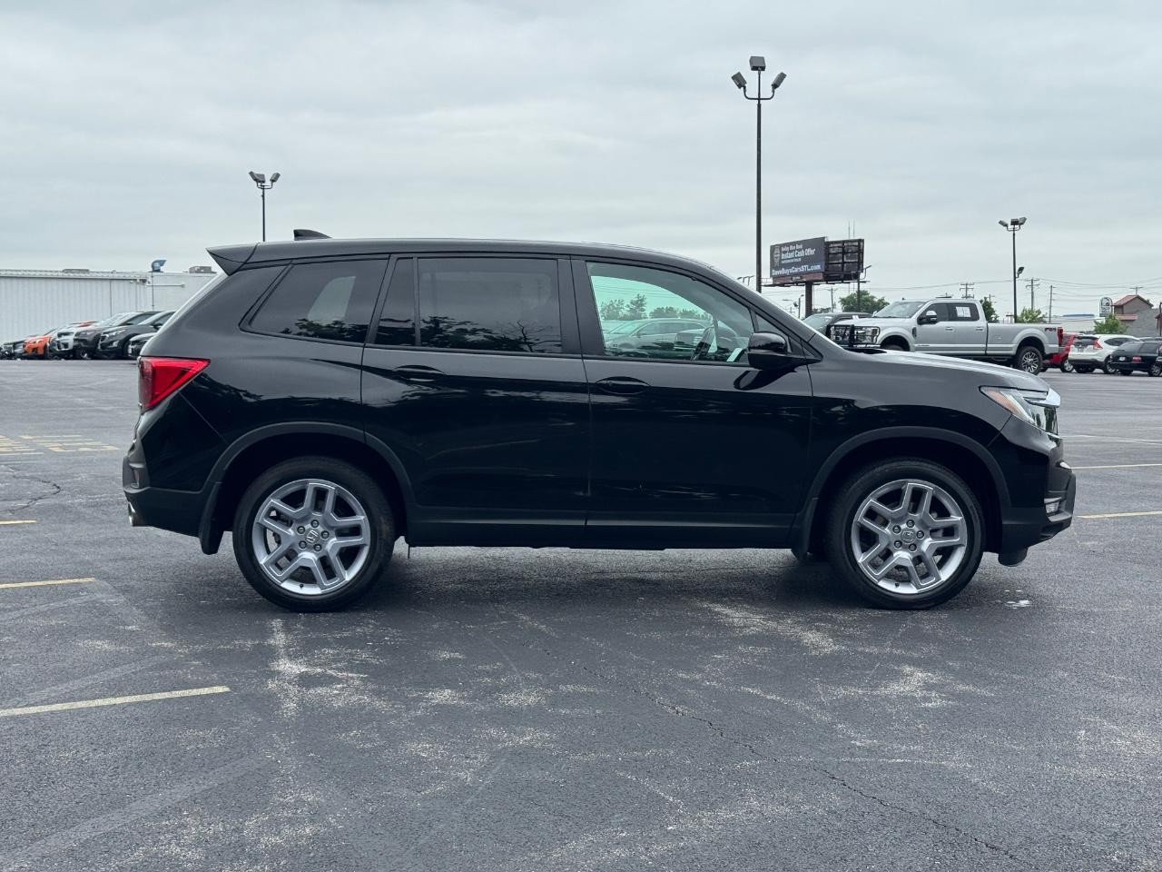 Honda Passport Vehicle Full-screen Gallery Image 03