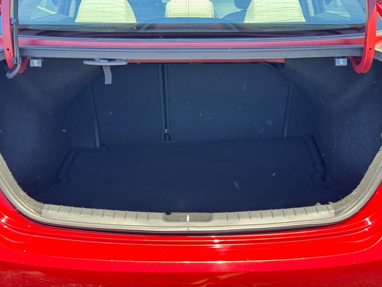 Hyundai Elantra Vehicle Full-screen Gallery Image 05