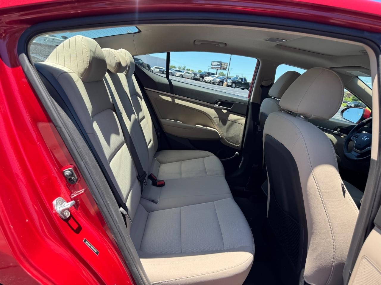 Hyundai Elantra Vehicle Full-screen Gallery Image 11