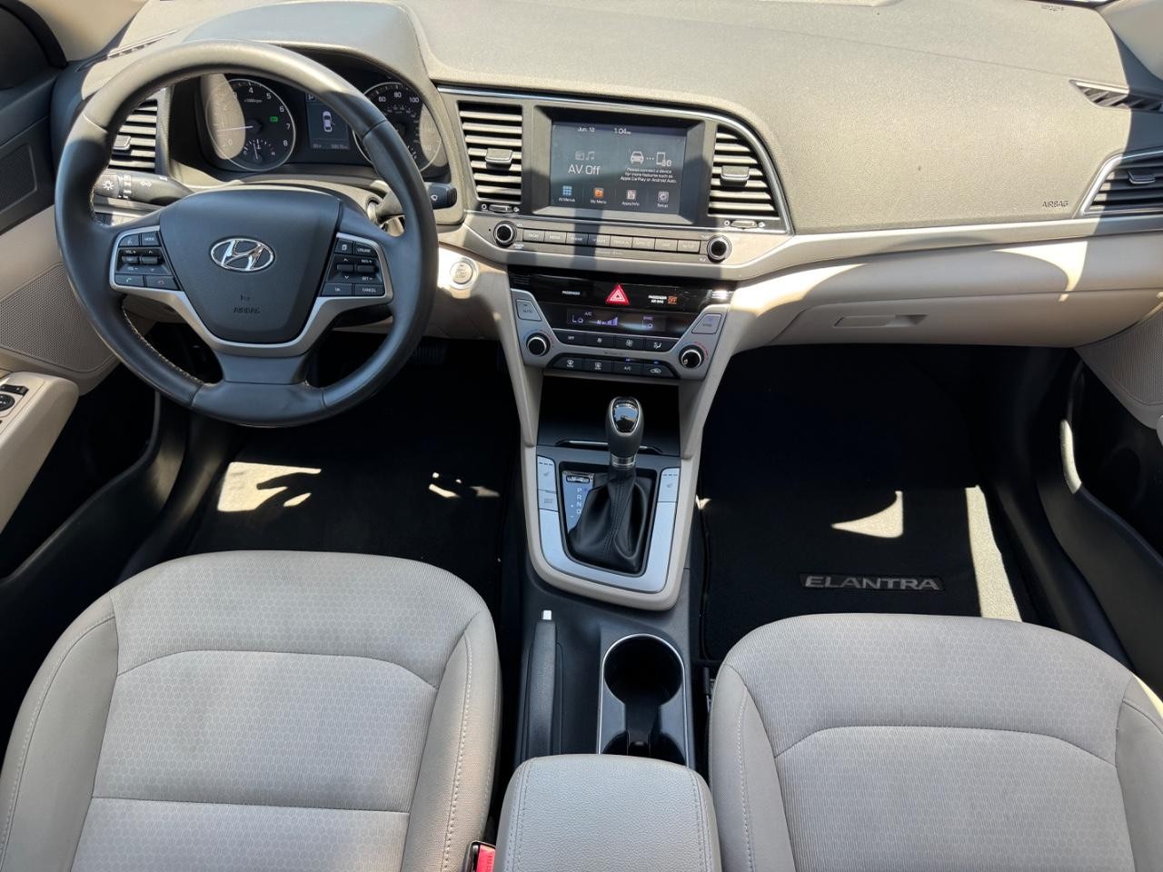 Hyundai Elantra Vehicle Full-screen Gallery Image 12