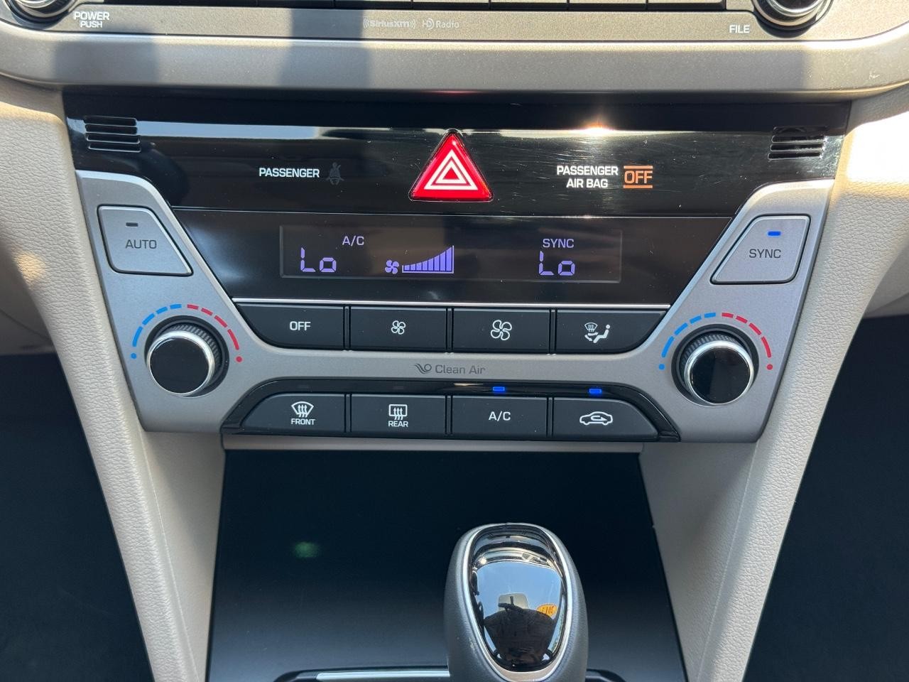 Hyundai Elantra Vehicle Full-screen Gallery Image 15