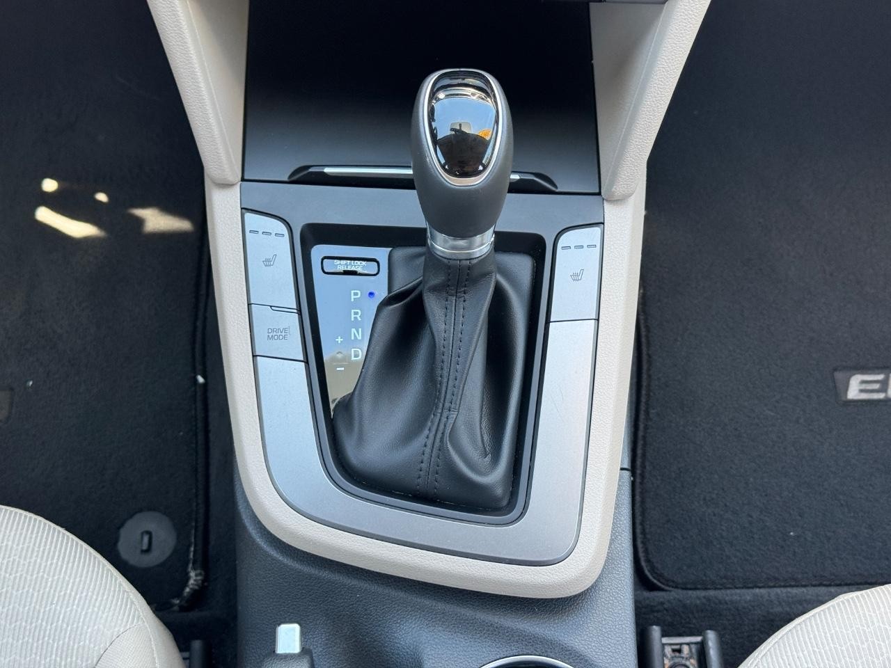 Hyundai Elantra Vehicle Full-screen Gallery Image 16