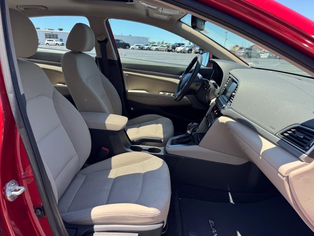 Hyundai Elantra Vehicle Full-screen Gallery Image 17
