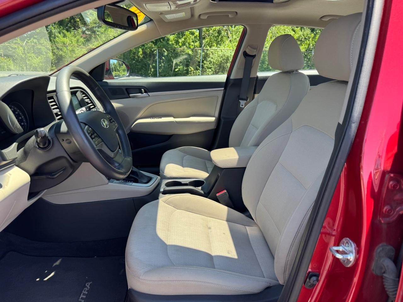 Hyundai Elantra Vehicle Full-screen Gallery Image 18