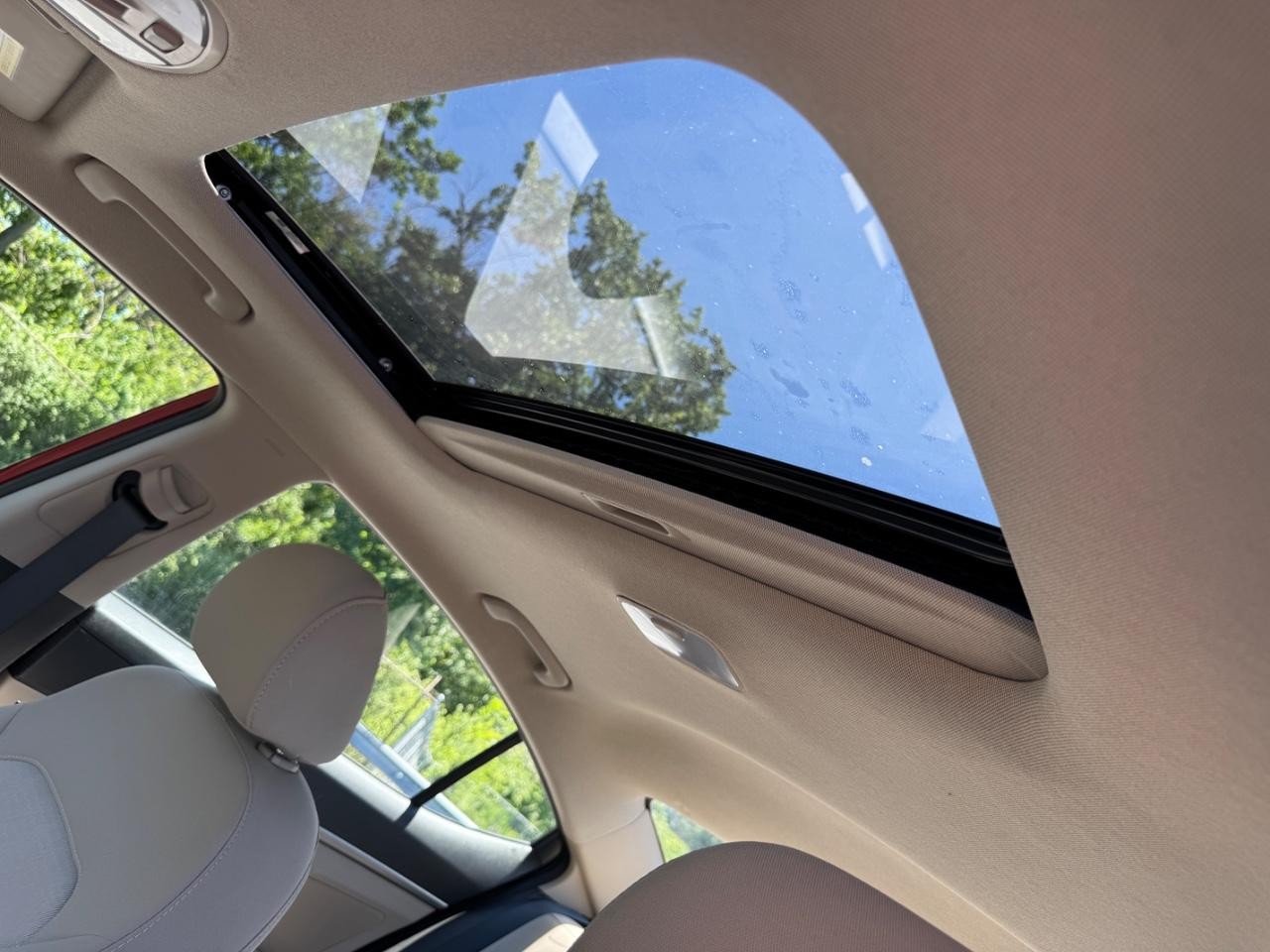 Hyundai Elantra Vehicle Full-screen Gallery Image 19