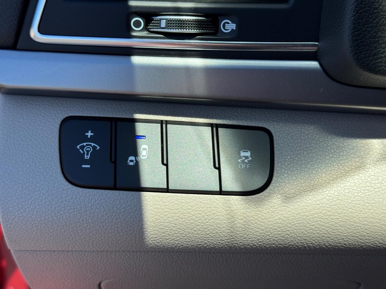 Hyundai Elantra Vehicle Full-screen Gallery Image 23