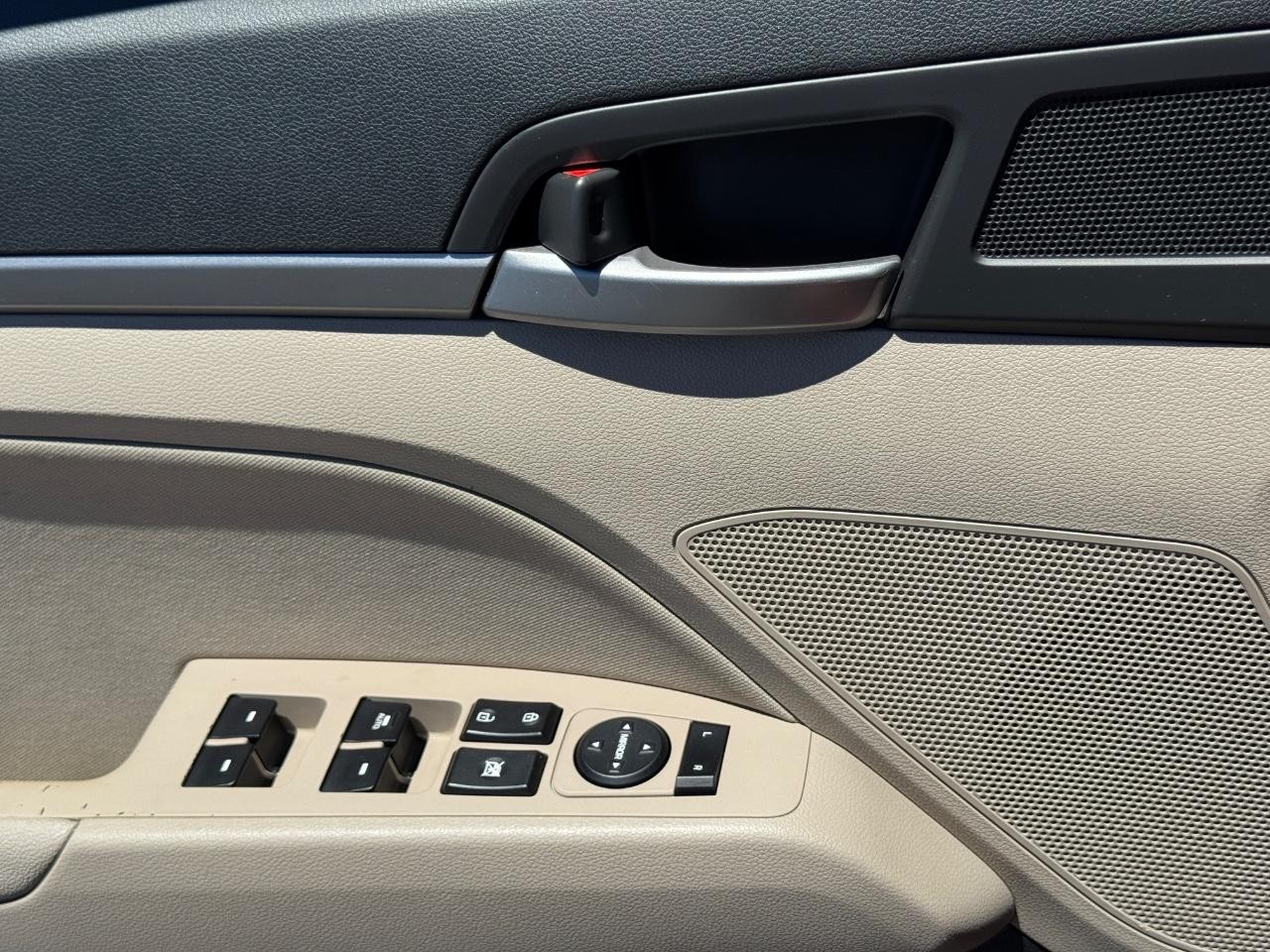 Hyundai Elantra Vehicle Full-screen Gallery Image 25