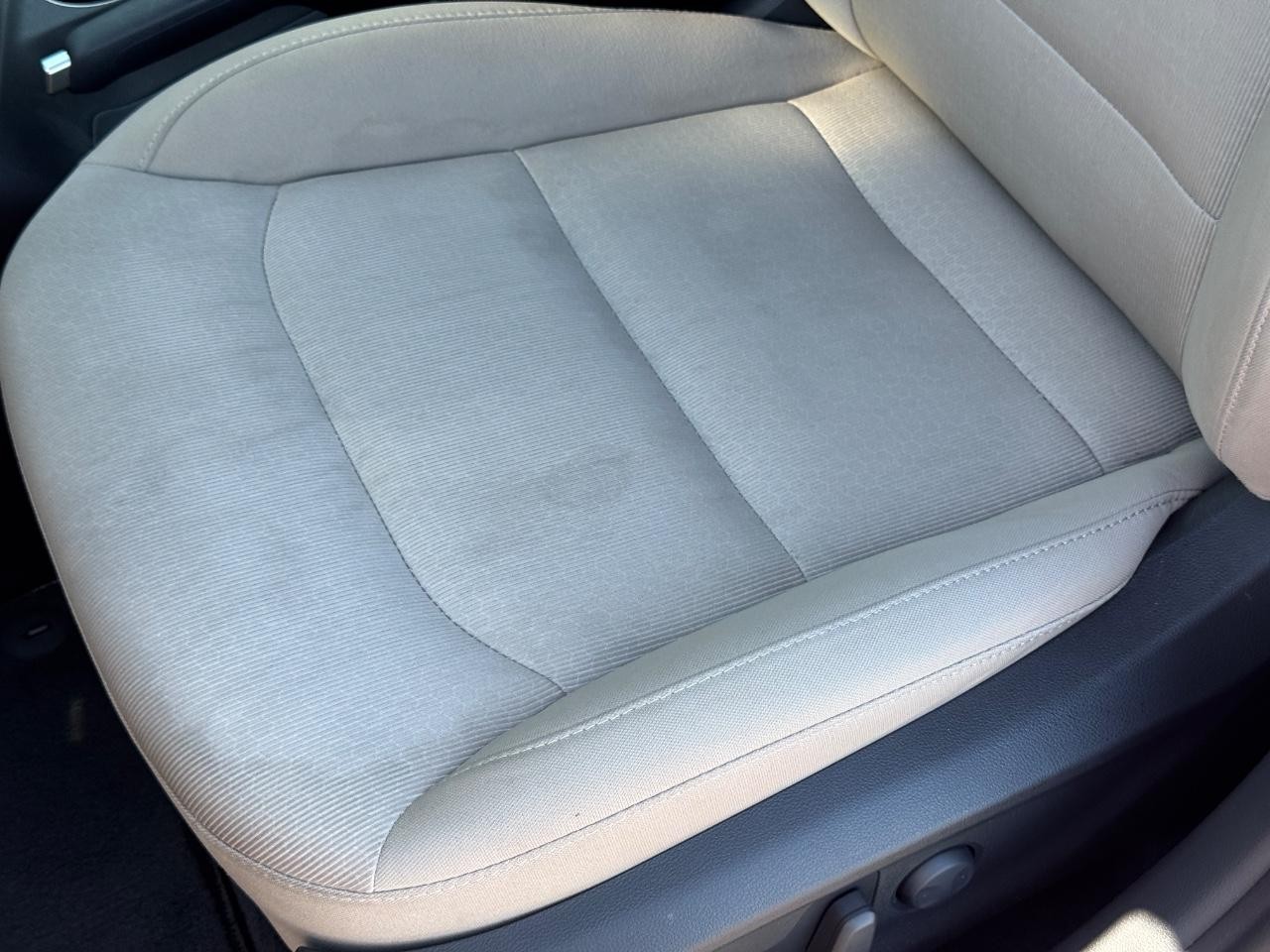 Hyundai Elantra Vehicle Full-screen Gallery Image 26