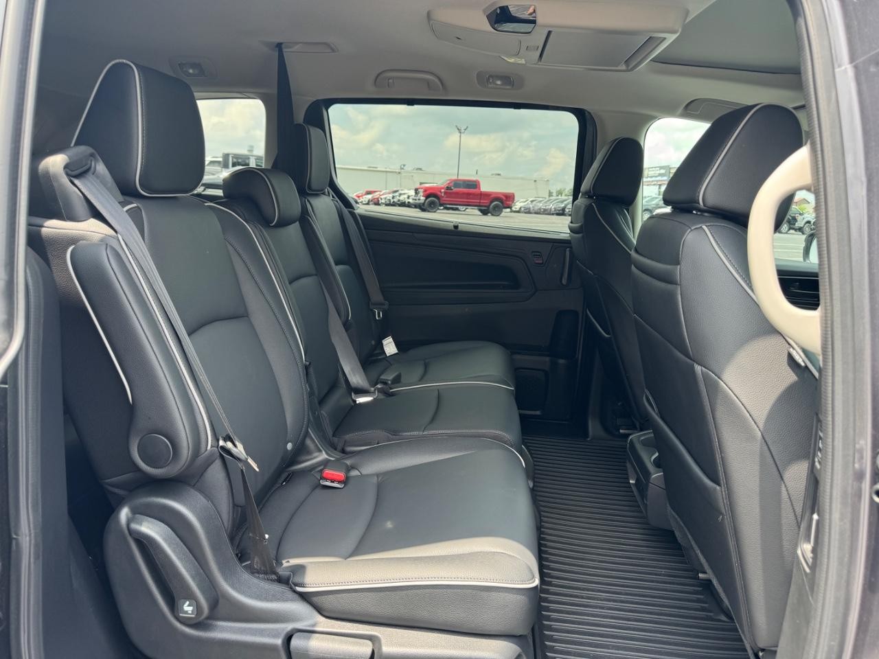 Honda Odyssey Vehicle Full-screen Gallery Image 11