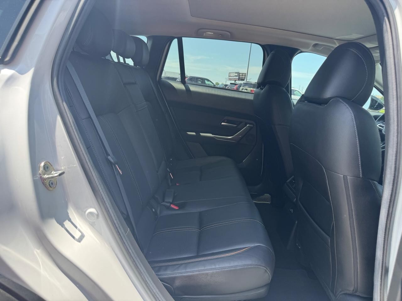 Mazda CX-50 Hybrid Vehicle Full-screen Gallery Image 11