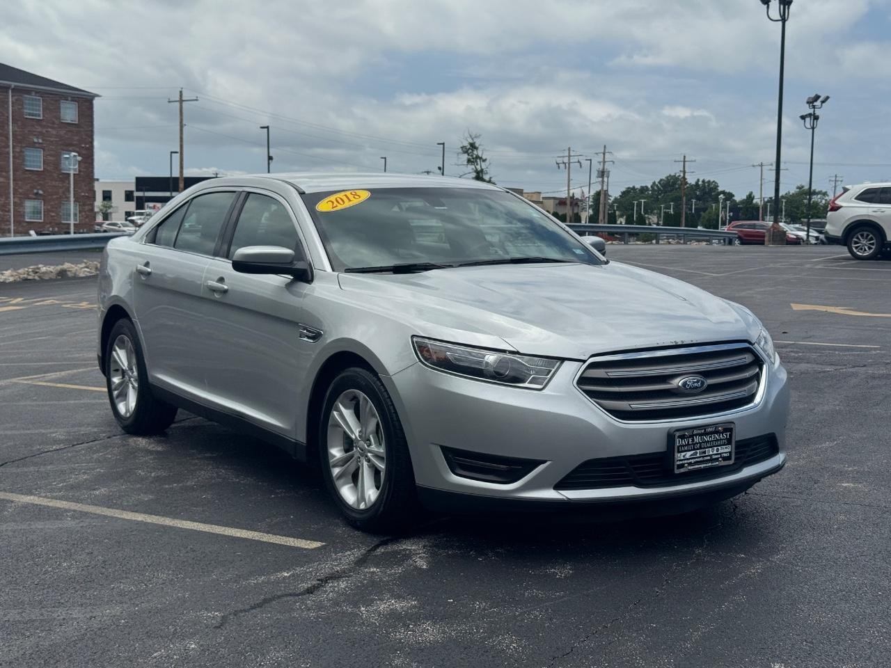Ford Taurus Vehicle Full-screen Gallery Image 02