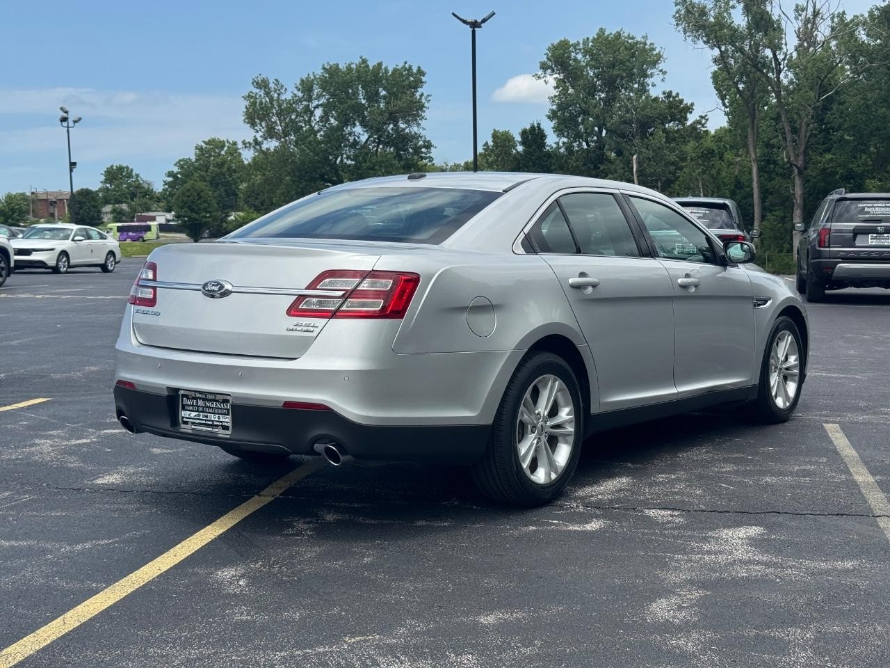 Ford Taurus Vehicle Full-screen Gallery Image 04