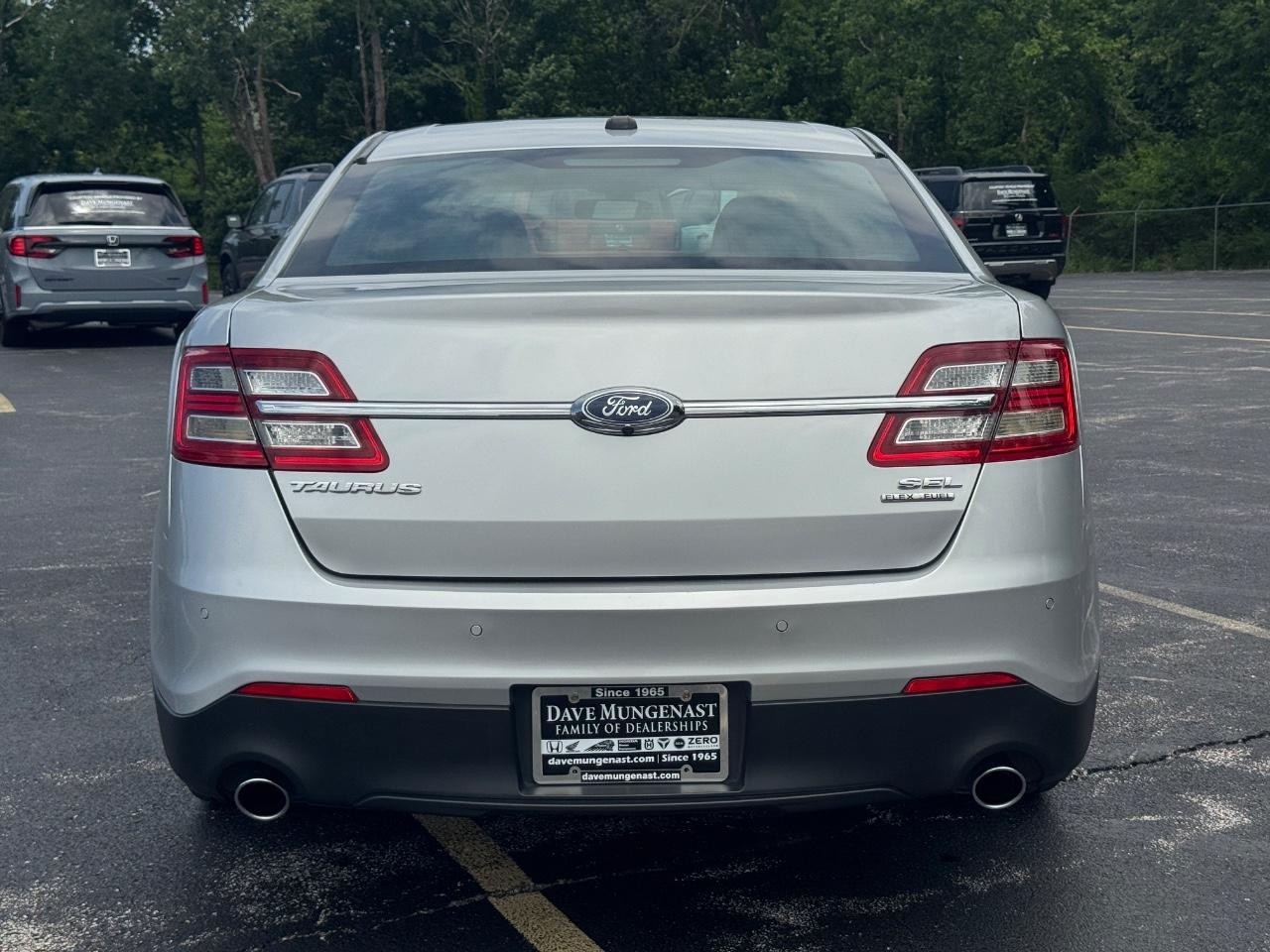 Ford Taurus Vehicle Full-screen Gallery Image 05